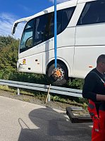 Bild: Verungl&uuml;ckter Bus an der A38