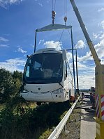 Bild: Verungl&uuml;ckter Bus an der A38