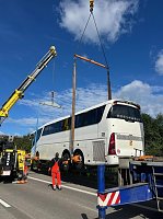 Bild: Verungl&uuml;ckter Bus an der A38