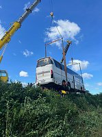 Bild: Verungl&uuml;ckter Bus an der A38