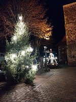 Bild: Advent auf den H&ouml;fen in Neustadt/Harz - Leuchtender Weihnachtsbaum