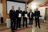 Bild: Ehrungen und Bef&ouml;rderungen f&uuml;r Feuerwehrkameraden