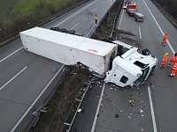Bild: Sattelschlepper auf der A38 umgekippt