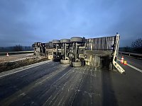 Bild: Sattelschlepper auf der A38 umgekippt