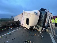 Bild: Sattelschlepper auf der A38 umgekippt