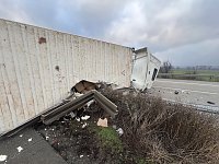 Bild: Sattelschlepper auf der A38 umgekippt