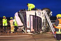 Bild: Sattelschlepper auf der A38 umgekippt