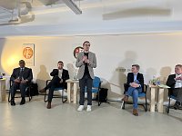 Bild: Wahlpodium mit Fragen der regionalen Wirtschaft