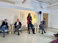 Bild: Wahlpodium mit Fragen der regionalen Wirtschaft
