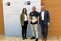Bild: Dr. Cornelia Haase-Lerch, Hauptgesch&auml;ftsf&uuml;hrerin der IHK Erfurt, Martin Nary aus Nordhausen, Elektroniker f&uuml;r Betriebstechnik bei Schachtbau Nordhausen GmbH, Thomas Fahlbusch, Abteilungsleiter Aus- und Weiterbildung der IHK Erfurt