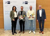Bild: Dr. Cornelia Haase-Lerch, Hauptgesch&auml;ftsf&uuml;hrerin der IHK Erfurt, Niklas Kastner aus Kirchgandern, Industriekaufmann, Stadtwerke Heilbad Heiligenstadt GmbH, Tristan Rode aus Worbis, Industriemechaniker Eichsfelder Schraubenwerk GmbH, Heilbad Heiligenstadt und Thomas Fahlbusch, Abteilungsleiter Aus- und Weiterbildung der IHK Erfurt