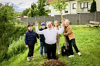 Bild: Kommunionskinder pflanzen Erinnerungsbaum