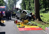 Bild: Fahrer stirbt bei Frontalkollision, Feuerwehr befreit Eingeklemmten