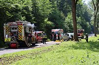 Bild: Fahrer stirbt bei Frontalkollision, Feuerwehr befreit Eingeklemmten