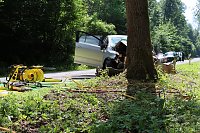 Bild: Fahrer stirbt bei Frontalkollision, Feuerwehr befreit Eingeklemmten
