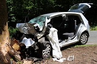 Bild: Fahrer stirbt bei Frontalkollision, Feuerwehr befreit Eingeklemmten