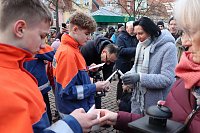 Bild: Das Friedenslicht ist in Heiligenstadt angekommen und wurde weiter verteilt