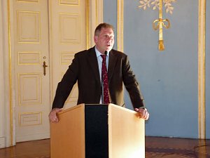 "Zwischen Prunk und Politik"