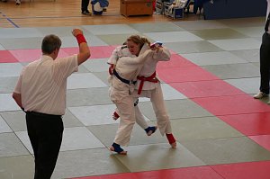  Lena (r, rot) u. Annika (l, blau) k&auml;mpfen im Part-2