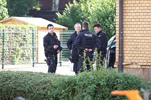 Die polizeiliche Ma&szlig;nahme hat nicht mit dem abgebildeten Haus und dem Gesch&auml;ft zu tun.