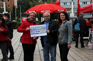 Kersten Steinke und Sigrid Hupach &uuml;bergeben symbolischen Scheck