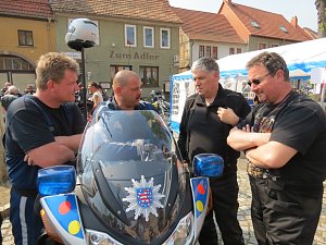 Motorradpolizisten der Autobahnpolizei im Gespr&auml;ch mit Bikern