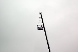 Bis in eine H&ouml;he von 45 Metern konnte sich jeder, der keine H&ouml;henangst versp&uuml;rte, in die L&uuml;fte hieven lassen. Eine Attraktion auf dem Bergr&uuml;cken zwischen Herreden und Hochstedt.
