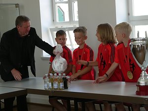 Helmut Funke &uuml;bergibt einen Fu&szlig;ball