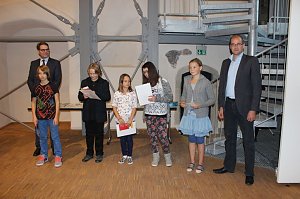 100 Werke der 8. JugendKunstBiennale