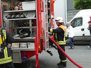 Feuerwehr&uuml;bung bei der Sparkasse