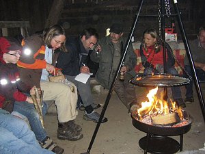 Am romantischen Lagerfeuer in der Numburg.
