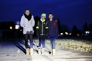Sichtbarkeit im Stra&szlig;enverkehr: Wer hell gekleidet ist, wird besser gesehen. Am besten sind jedoch reflektierende Materialien