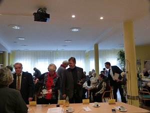 &Uuml;bergabe der Bauschutzbrillen an Abgeordneten des Landtages
