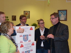&Uuml;bergabe der Bauschutzbrillen an Abgeordneten des Landtages