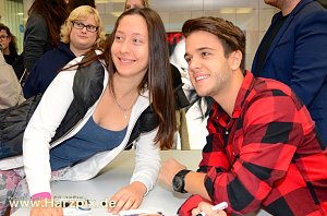 Luca H&auml;nni in der Marktpassage