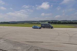 Bremstest: Pkw gegen Kleintransporter: Im direkten Vergleich kam der Golf knapp f&uuml;nf Meter vor dem Sprinter zum Stehen.