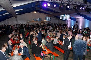 Gewichtiger Gast zum Oktoberfest im Autohaus Peter
