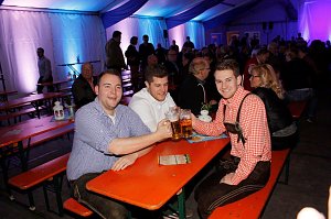 Gewichtiger Gast zum Oktoberfest im Autohaus Peter
