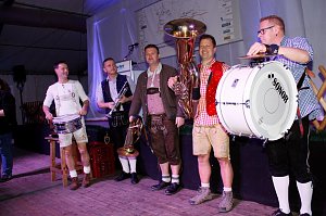 Gewichtiger Gast zum Oktoberfest im Autohaus Peter
