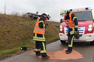 Auto kommt von der Fahrbahn ab
