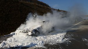 Vollsperrung auf der A38 wegen eines Fahrzeugbrandes