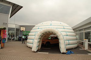 Neue Technik und Spenden f&uuml;r Vereine - im Autohaus Albertsmeyer freute man sich heute nicht nur &uuml;ber schicke Autos