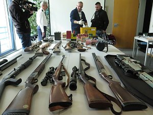 Pr&auml;sentation der sichergestellten Waffen und Munition