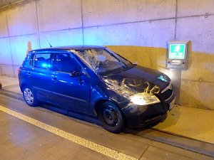 Fliegendes Auto im Tunnel