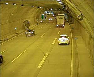 Fliegendes Auto im Tunnel