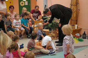 Bischof im Kindergarten Beuren