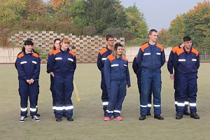 Leistungsspange von jungen Feuerwehrleuten erk&auml;mpft