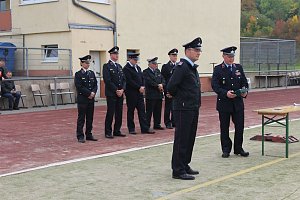 Leistungsspange von jungen Feuerwehrleuten erk&auml;mpft