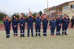 Leistungsspange von jungen Feuerwehrleuten erk&auml;mpft