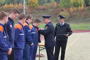 Leistungsspange von jungen Feuerwehrleuten erk&auml;mpft